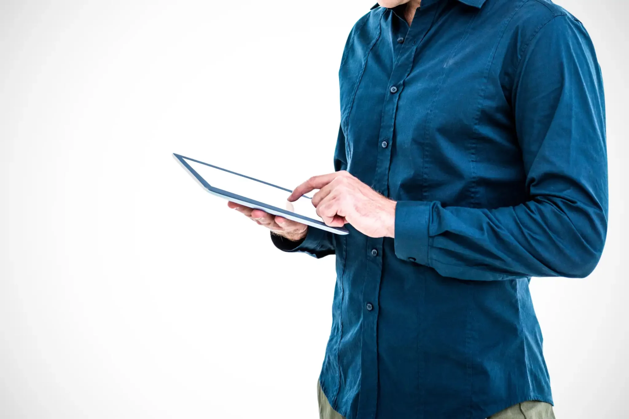 empleado netsitewebpro buscando informacion en su tableta