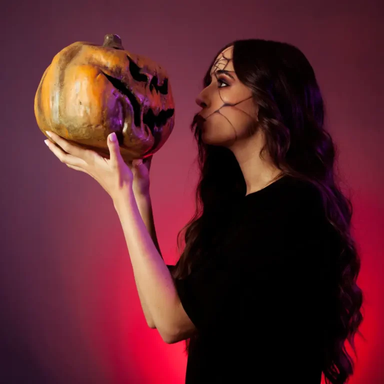 mujer dando beso a un calabaza de halloween